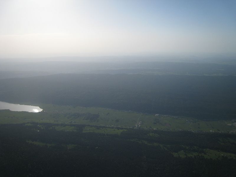A gauche le Lac des rousses